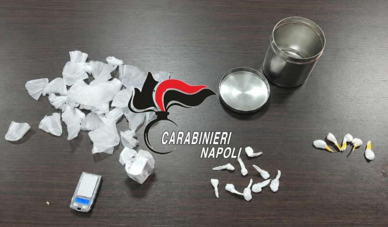 Caivano, pusher in giro con figlio e dosi in auto: arrestato