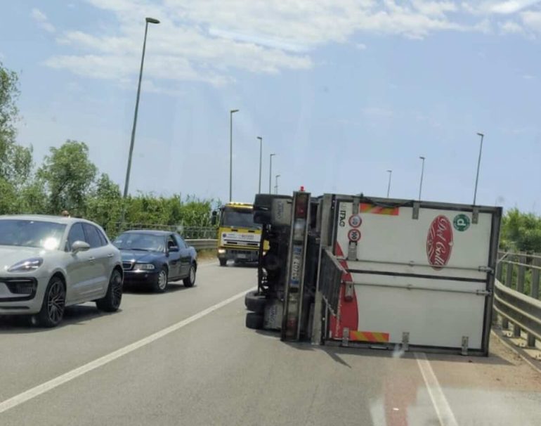 Camion frigorifero si ribalta tra Pontecagnano e Battipaglia, muore un 29enne di Marigliano