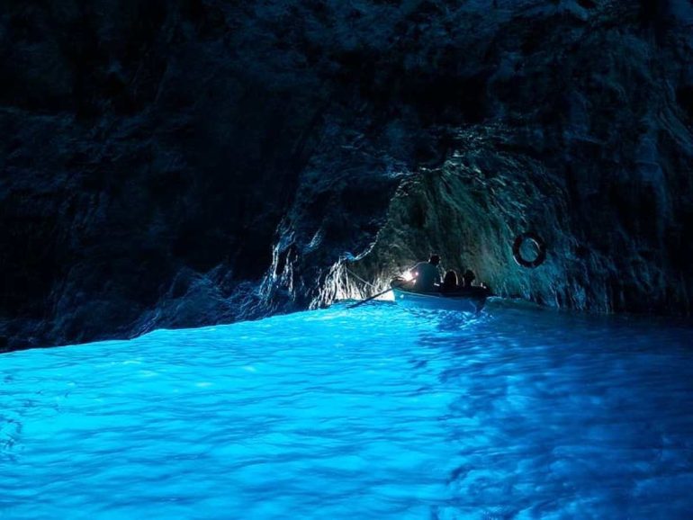 Capri celebra i 200 anni della Grotta Azzurra: una mostra racconta la nascita del mito