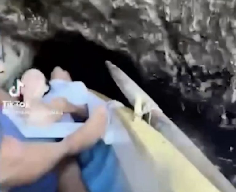 Capri: ingresso alla Grotta Azzurra con manovre spericolate con mare mosso pur di non perdere l’incasso