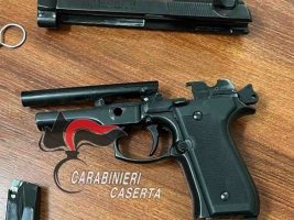 Casal di Principe, brandisce una pistola clandestina in un bar del centro: arrestato quarantenne