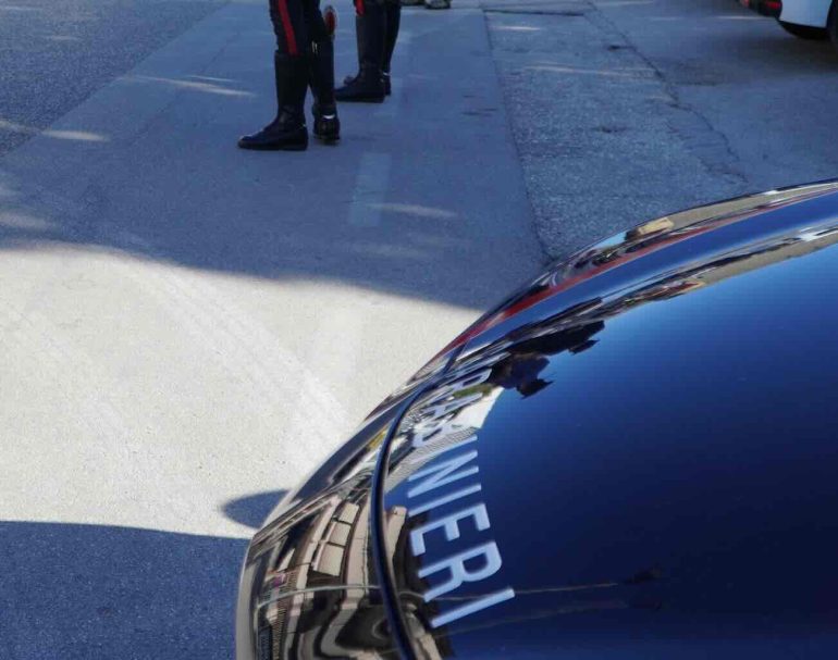 Caserta, minaccia due passanti con un coltello per 5 euro: minorenne arrestato in via Roma