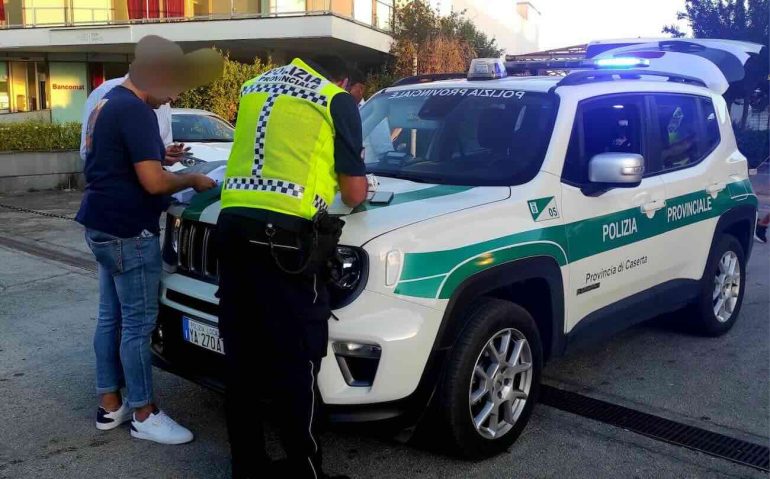 Caserta, parcheggiatori abusivi al concerto di Gigi D’Alessio: tariffe fino a 40 euro, tre fermati