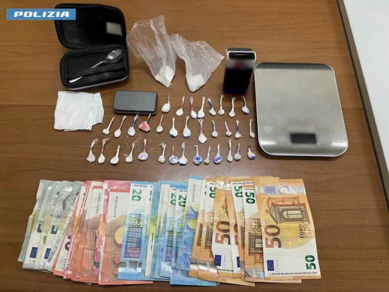 Casoria, agli arresti domiciliari, ma spacciava da casa: preso 47enne
