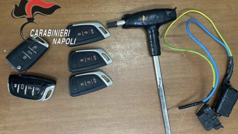 Casoria, si schiantano col Suv: in manette due ladri