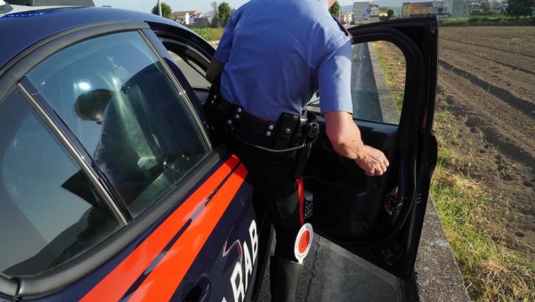 Castel Volturno, denunciato uomo sorpreso a scaricare illegalmente rifiuti speciali in area rurale