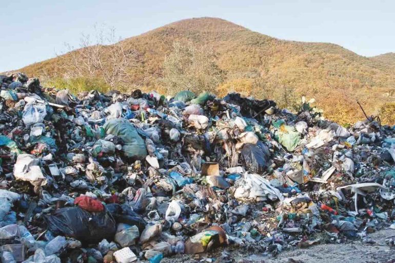 Castel Volturno, maxi discarica di rifiuti speciali su 9mila metri quadrati: denunciata imprenditrice