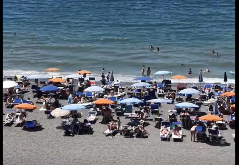 Castellammare, affittava sdraio e ombrelloni sull’arenile ma con lavoratori in nero: denunciata