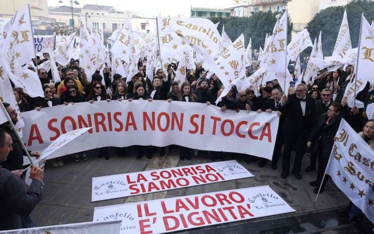 Castello delle Cerimonie: protesta dei lavoratori rimasti senza futuro
