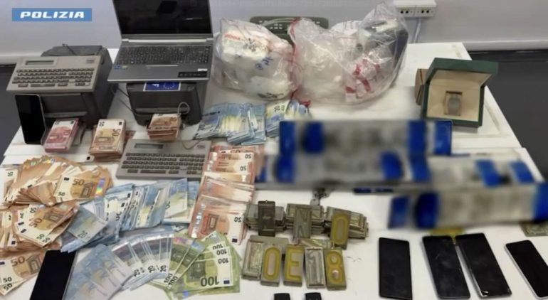 Catturato a Pozzuoli «il mago» dei falsari del web
