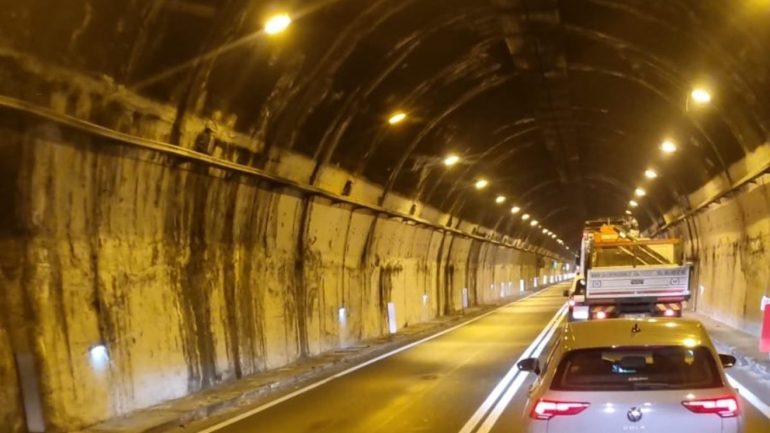 Cede la rete protezione, chiuse le gallerie tra Gragnano e Castellammare di Stabia