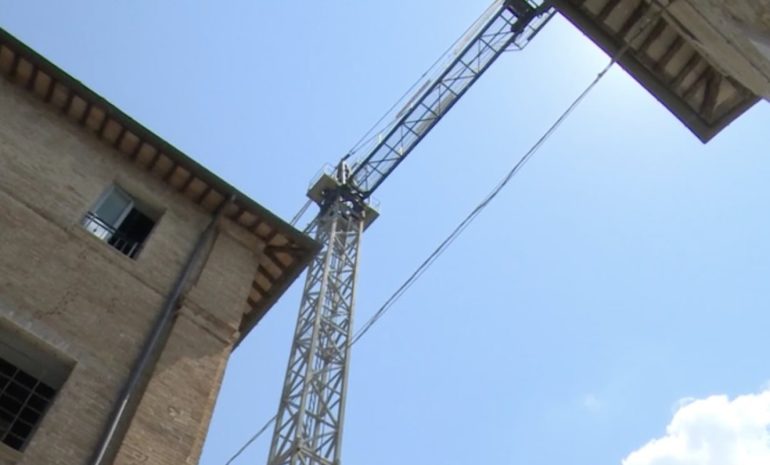 Cede un ponteggio nel cantiere di una scuola: 2 operai napoletani feriti nelle Marche