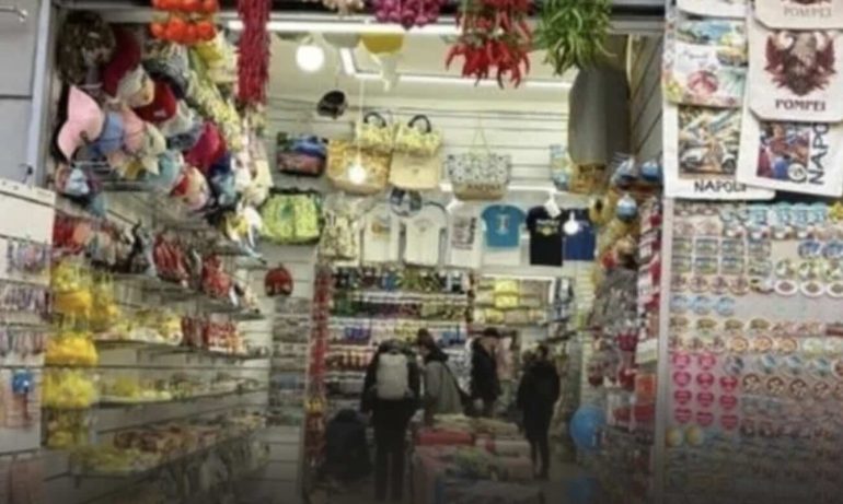 Centro storico di Napoli invaso da ‘paccottiglia’: parte la petizione