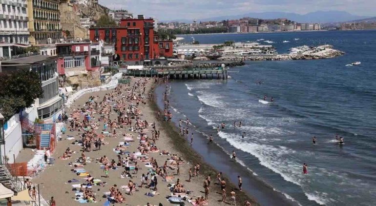 Baia Donn’Anna, confermati Bagno Elena e Ideal: entra Romeo Alberghi sulla spiaggia delle Monache