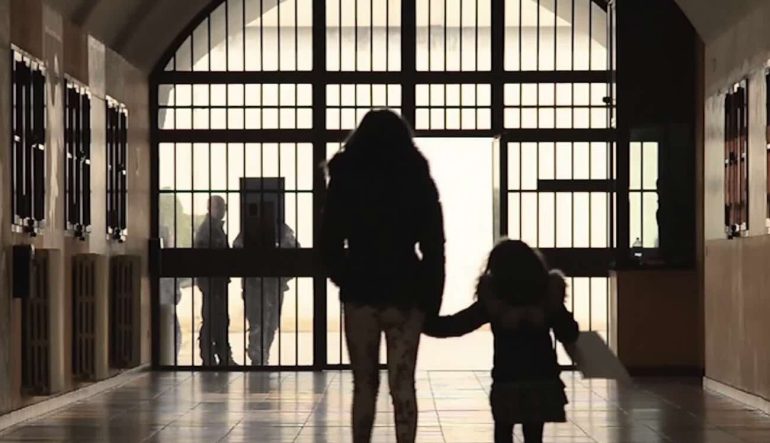 Crescita allarmante di bambini in carcere con le madri: la situazione critica in Italia