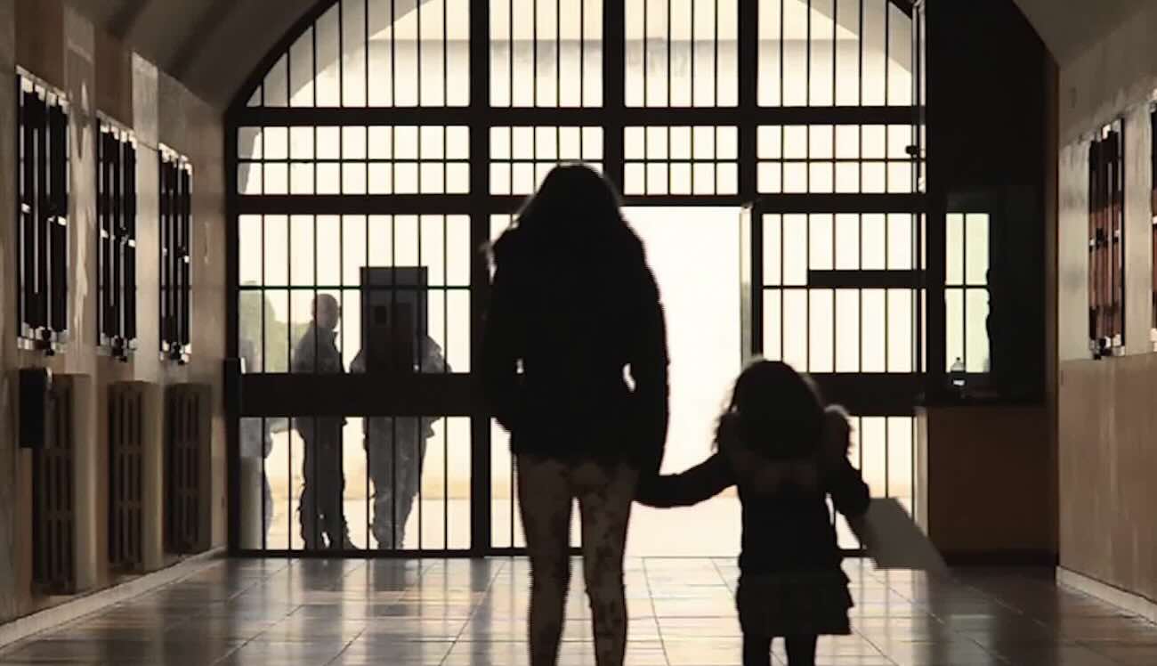 Crescita allarmante di bambini in carcere con le madri: la situazione critica in Italia