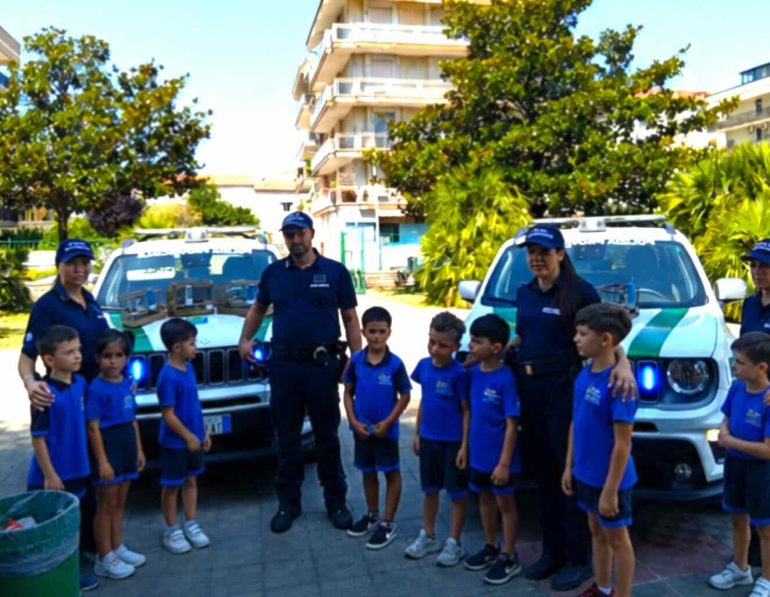 Dal sequestro alla riabilitazione: gli uccellini tornano a volare tra gli applausi dei bambini