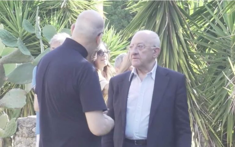 De Luca sale sulla ruspa e sfida il degrado: «Ci riprendiamo la città»