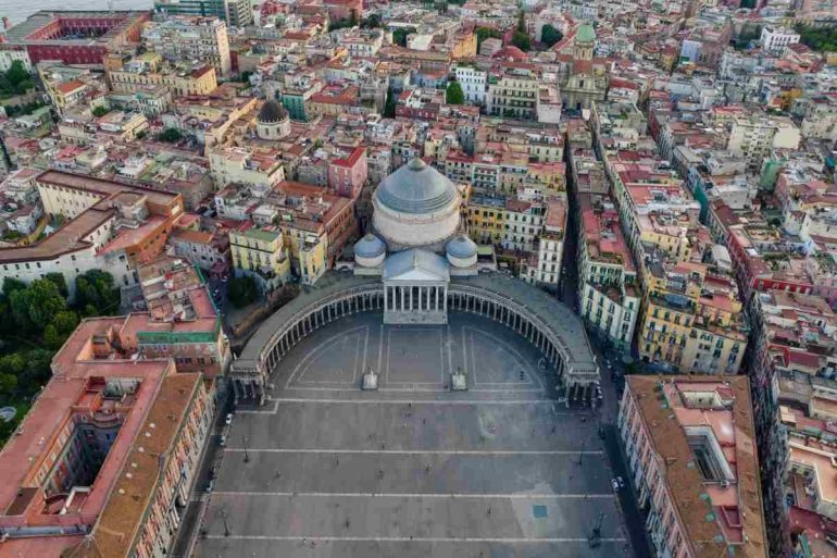 Detto Chi sta meglio ‘e te, si trucc: significato e insegnamento di un proverbio napoletano ancora attuale