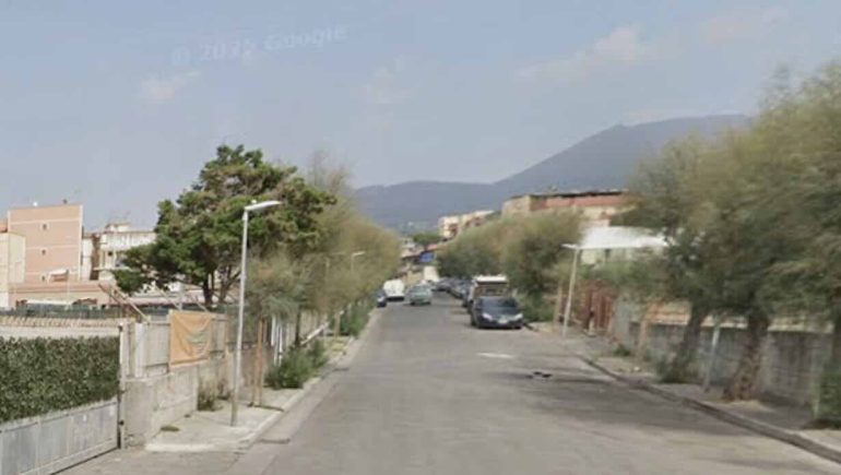 Ercolano, minorenne ferito per difendere il fratello: si cercano padre e figlio