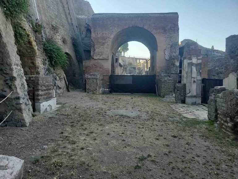 Ercolano, riapre il Calcidico dopo vent’anni: restituita ai visitatori la monumentale porta dell’Augusteum