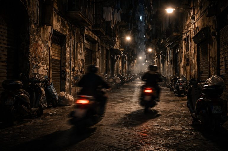 Faide tra baby gang nei Quartieri Spagnoli: storia, dinamiche e conseguenze della nuova criminalità giovanile a Napoli