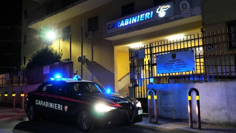 Folle di gelosia, spara al nuovo compagno dell’ex: 59enne lotta tra la vita e la morte