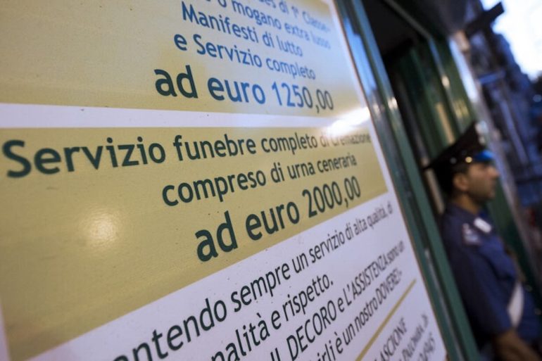 Funerali e affari ad Arzano, ombre sul sistema delle onoranze funebri