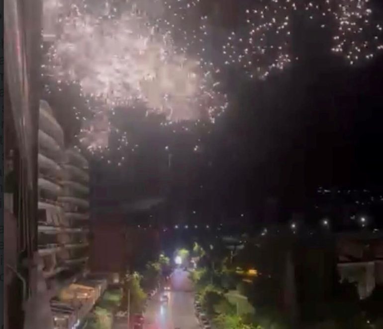 Fuochi d’artificio illegali tra i passanti, De Luca: «Atto di delinquenza e cafoneria, ora tolleranza zero»