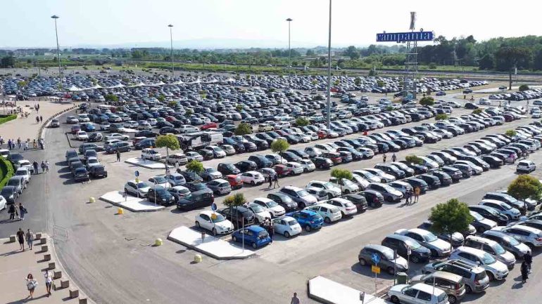 Furti in auto mentre i proprietari fanno shopping: due arresti