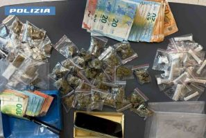 Giugliano, lancia la droga dal balcone per sfuggire al controllo: arrestato 18enne
