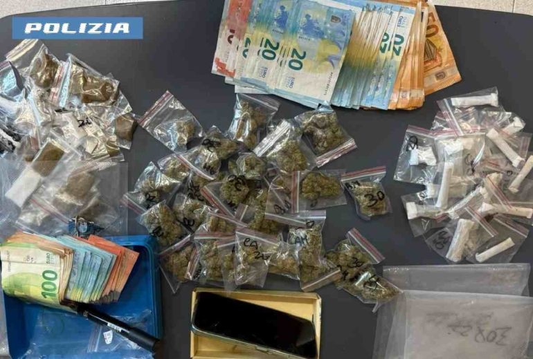 Giugliano, lancia la droga dal balcone per sfuggire al controllo: arrestato 18enne