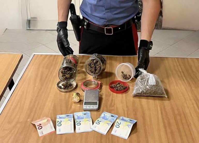 Gragnano, arrestato 23enne incensurato: in auto aveva 200 grammi di marijuana