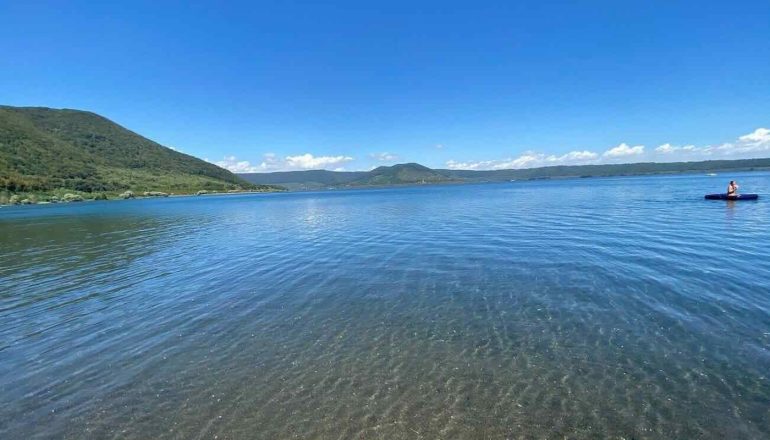 Il marito della ministra Roccella disperso nel lago di Vico: ricerche in corso dopo la caduta in acqua