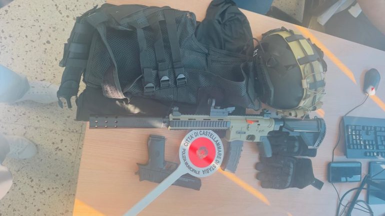 In mimetica, volto coperto e con un fucile tra i passanti: era un video per TikTok, denunciato 22enne