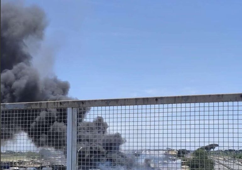 Incendio di rifiuti plastici a Giugliano: nube tossica invade la zona