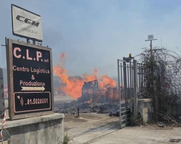 Incendio doloso devasta area vicino fabbrica di caschi a Gricignano d’Aversa