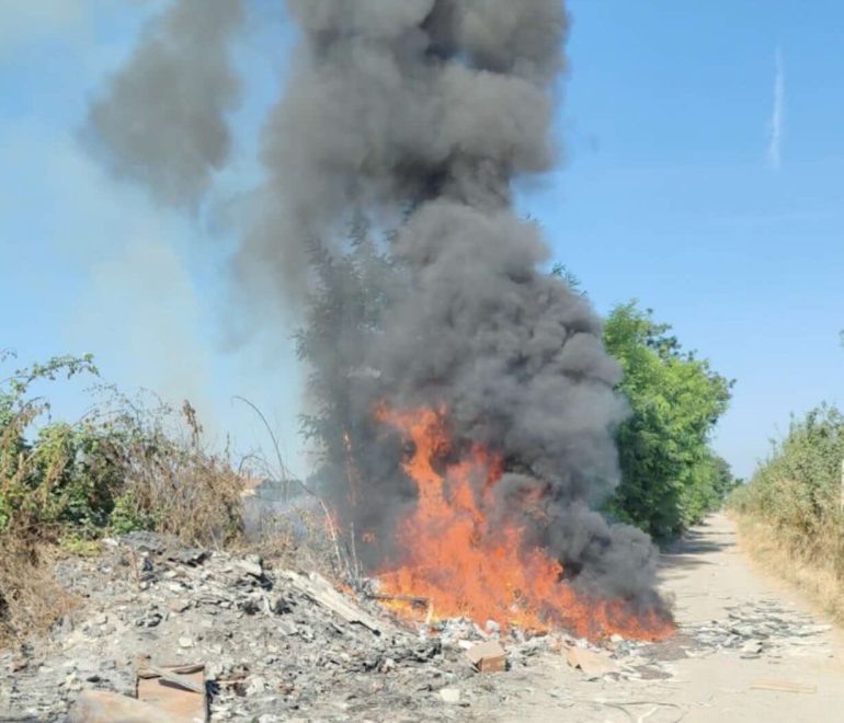 Giugliano, ancora fiamme nell’area del campo rom: incendio di rifiuti a via Carrafiello