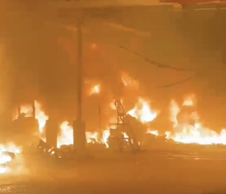 Incendio in un capannone a Poggioreale: bruciano tre grandi celle frigorifere per ortofrutta