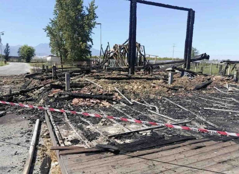 Nuovo incendio nel Parco Archeologico di Longola: vigili del fuoco intervengono tempestivamente