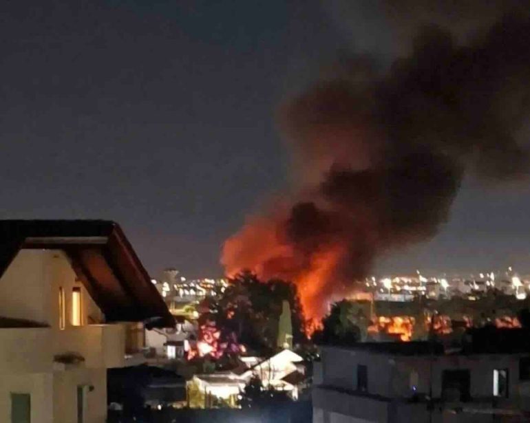 Incendio tra rifiuti speciali di Scampia, Arpac avvia i controlli ambientali