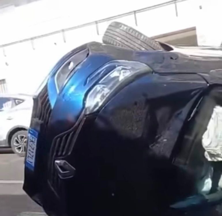Incidente a Posillipo: auto si ribalta in via Orazio