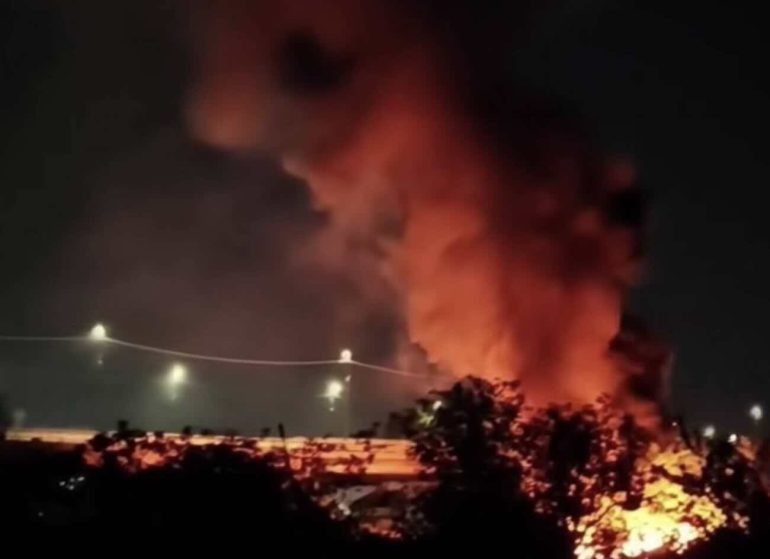 Inferno di fuoco a Scampia: fiamme nel campo rom, evacuate 60 persone