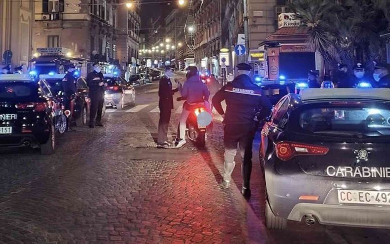 La notte dei sigilli a Chiaia: la nuova ordinanza fa le prime «vittime»