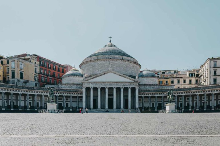 La storia di Piazza del Plebiscito: da foro borbonico a salotto di Napoli