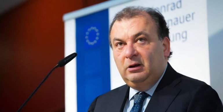 L’Europarlamento revoca l’immunità a Martusciello. Forza Italia fa quadrato, ma è già toto-successione
