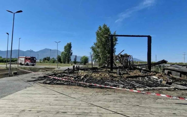 Longola in fiamme, caccia ai piromani: trovate taniche di benzina in un’auto abbandonata