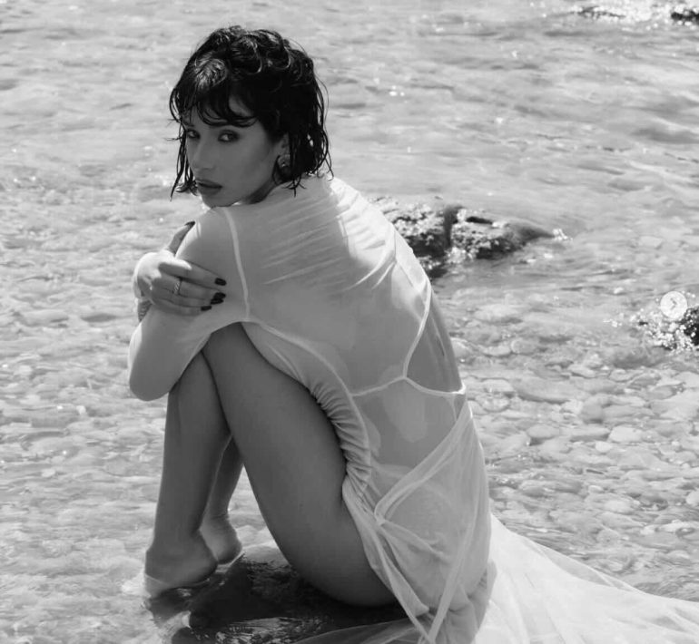Martina Miliddi incanta i social con un look ‘Vedo e non vedo’ in Sardegna