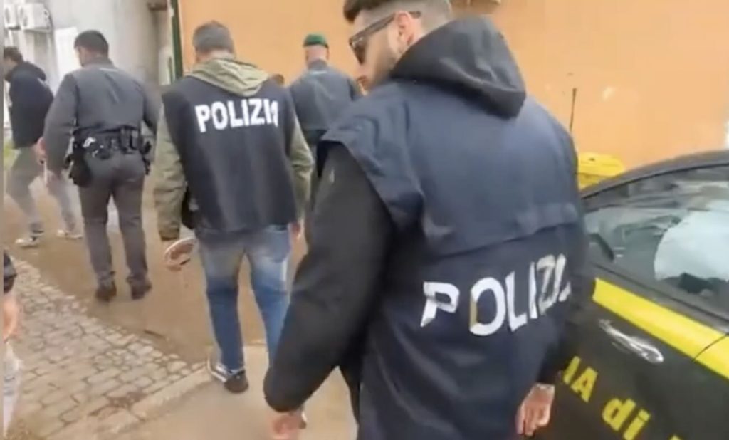 Maxi blitz tra Acerra e Pomigliano: sequestrate 5 tonnellate di sigarette, arrestato un 63enne