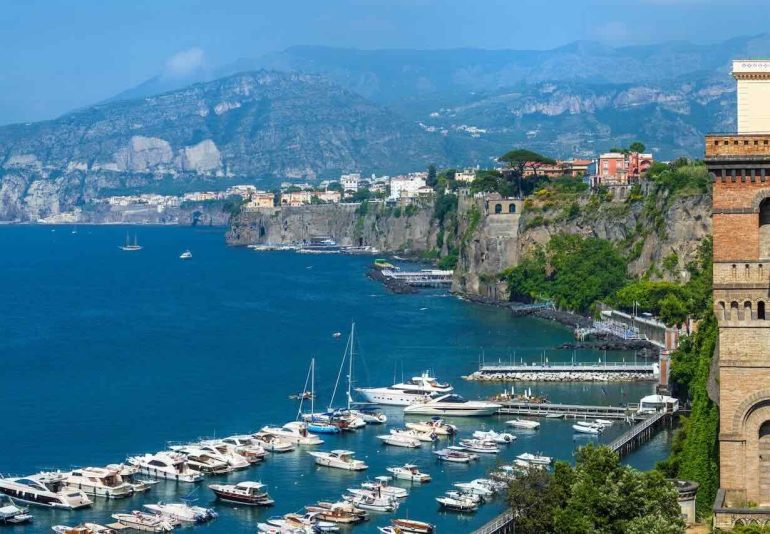 Meteo Napoli e Campania per oggi 22 luglio: ancora nella morsa del caldo